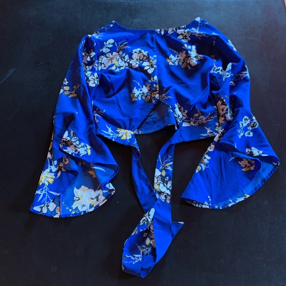 River Island/ ASOS Floral Frill Sleeve Crop Top Blue with white flowers. Size 6 - Picture 9 of 9